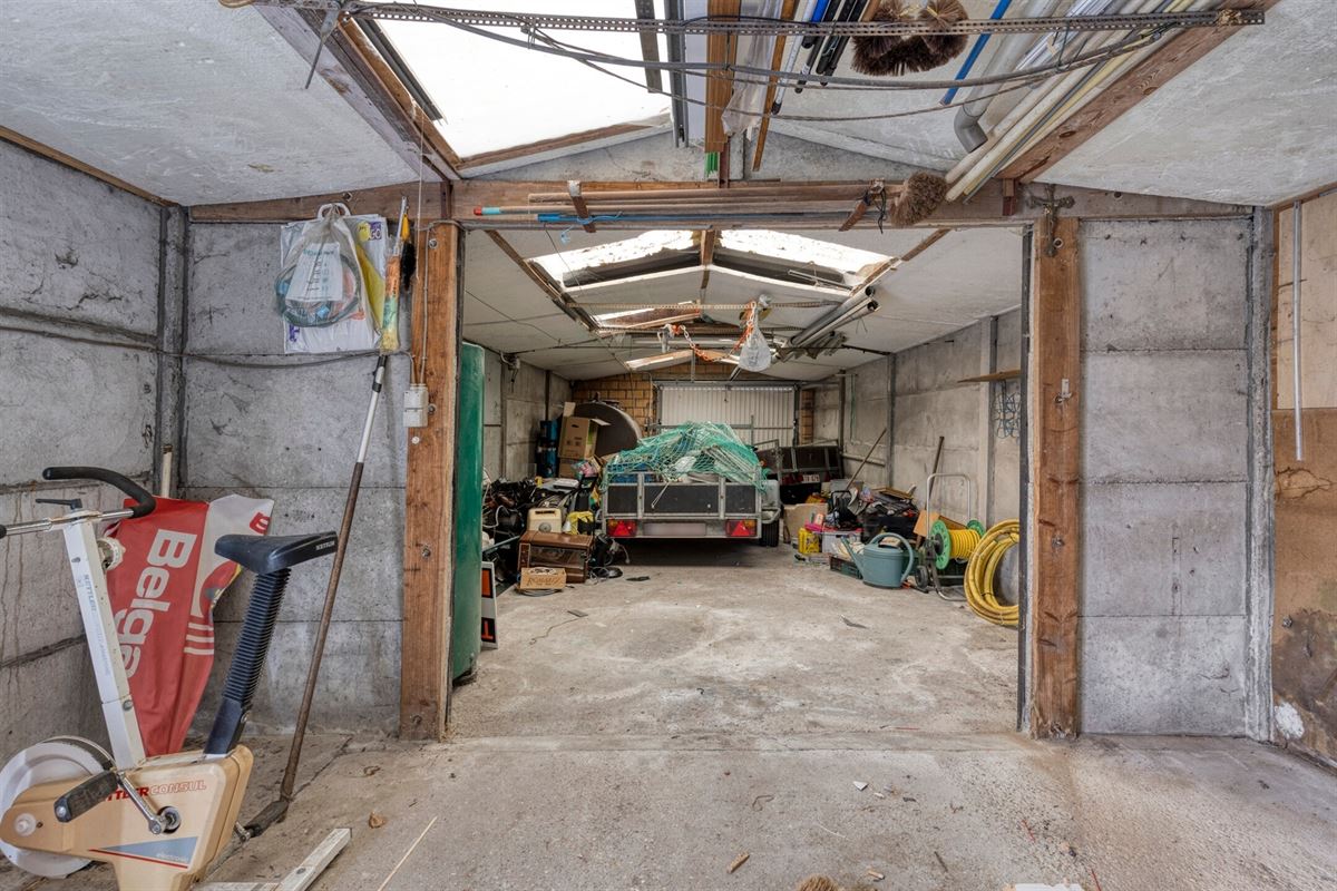 Te renoveren halfopen bebouwing met ruime garage en tuin op 712 m²