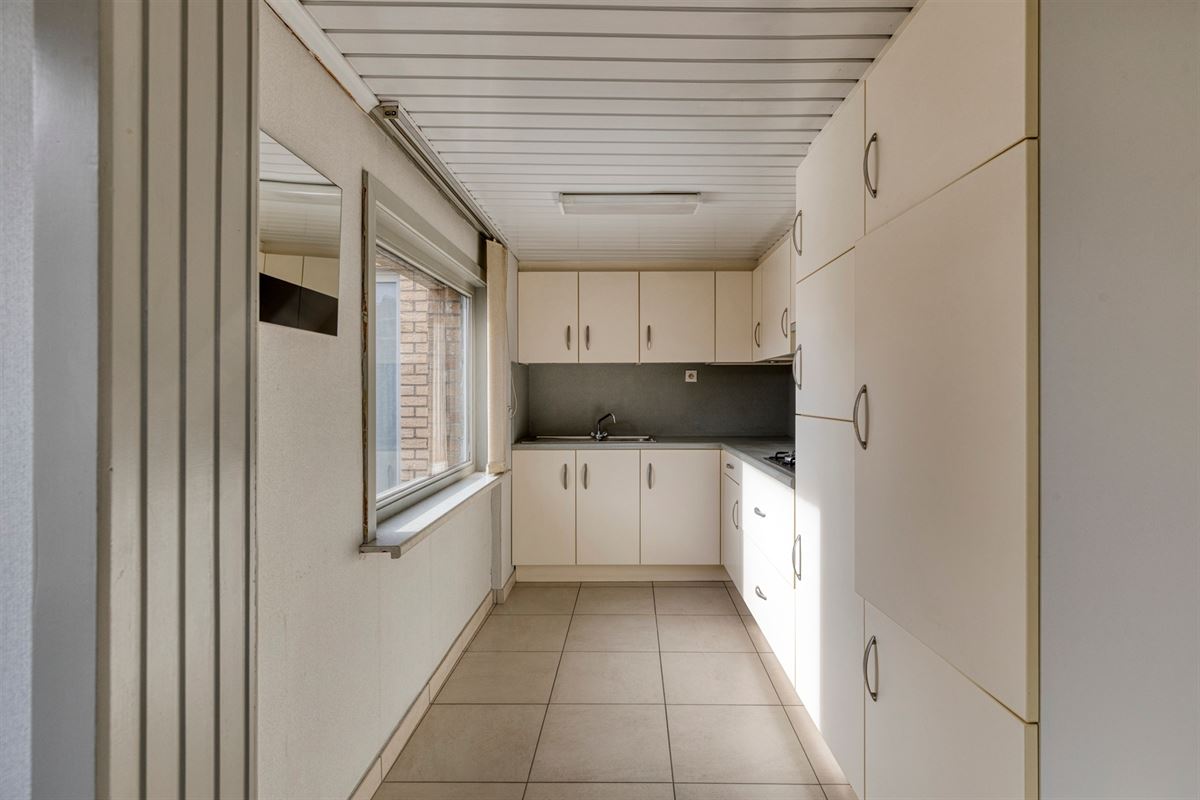 Te renoveren halfopen bebouwing met ruime garage en tuin op 712 m²