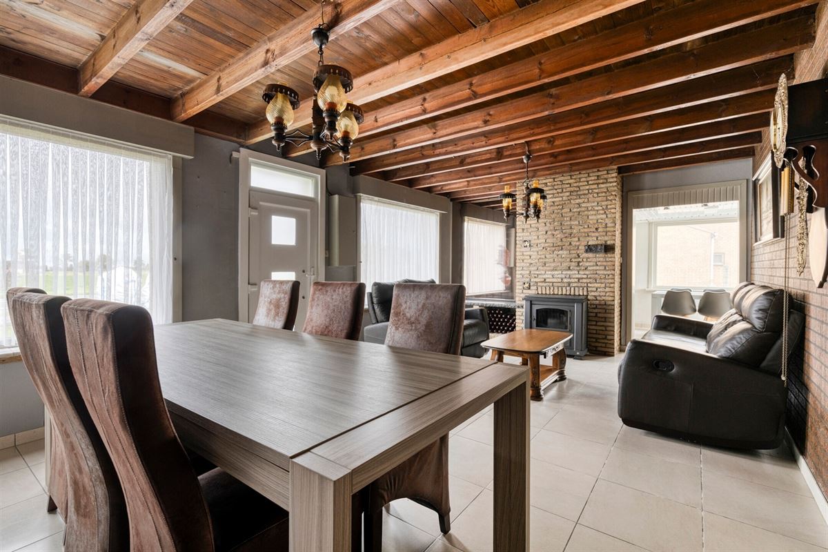 Te renoveren halfopen bebouwing met ruime garage en tuin op 712 m²
