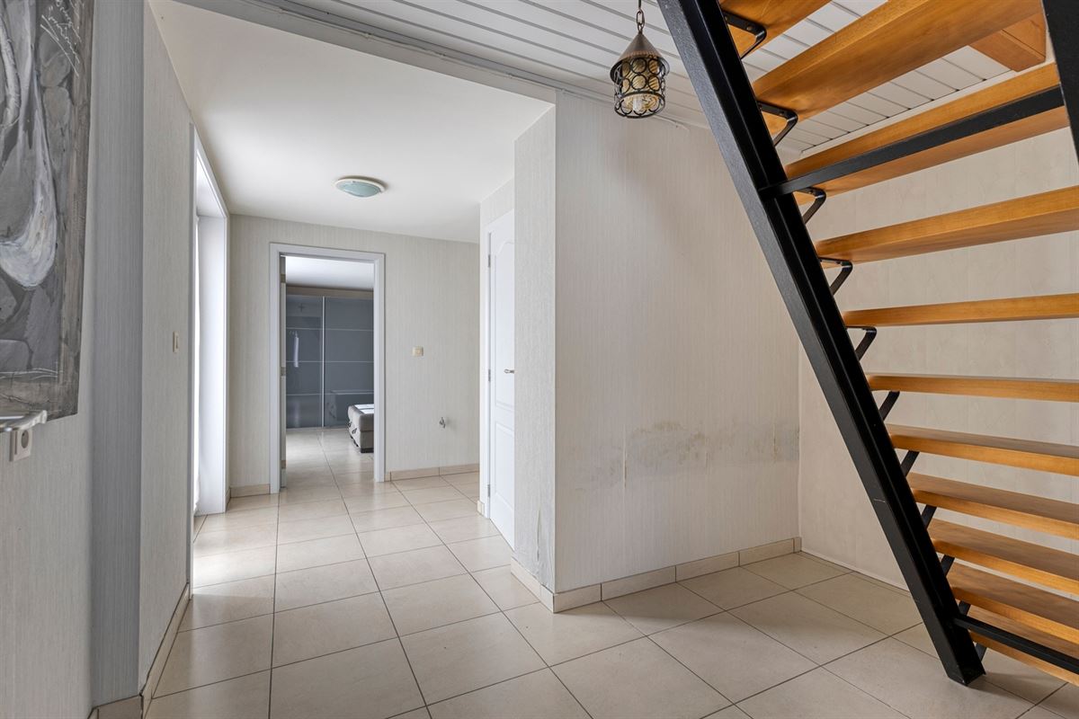 Te renoveren halfopen bebouwing met ruime garage en tuin op 712 m²