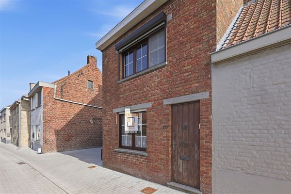 Te renoveren gezinswoning op rustige ligging in Koekelare
