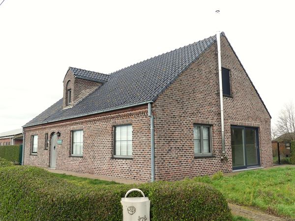 Ruim alleenstaande villa met garage, tuin + weide en loods in Ichtegem