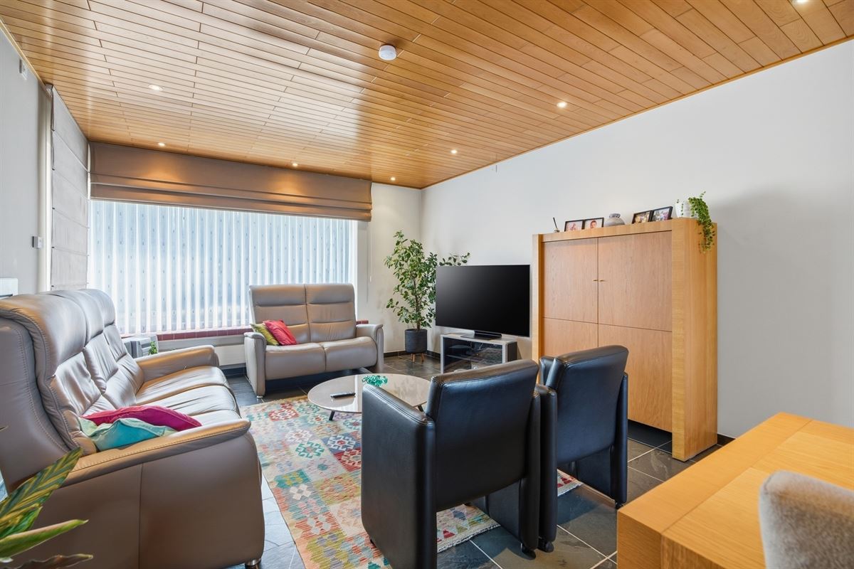 Ruime en solide halfopen bebouwing op 828 m²