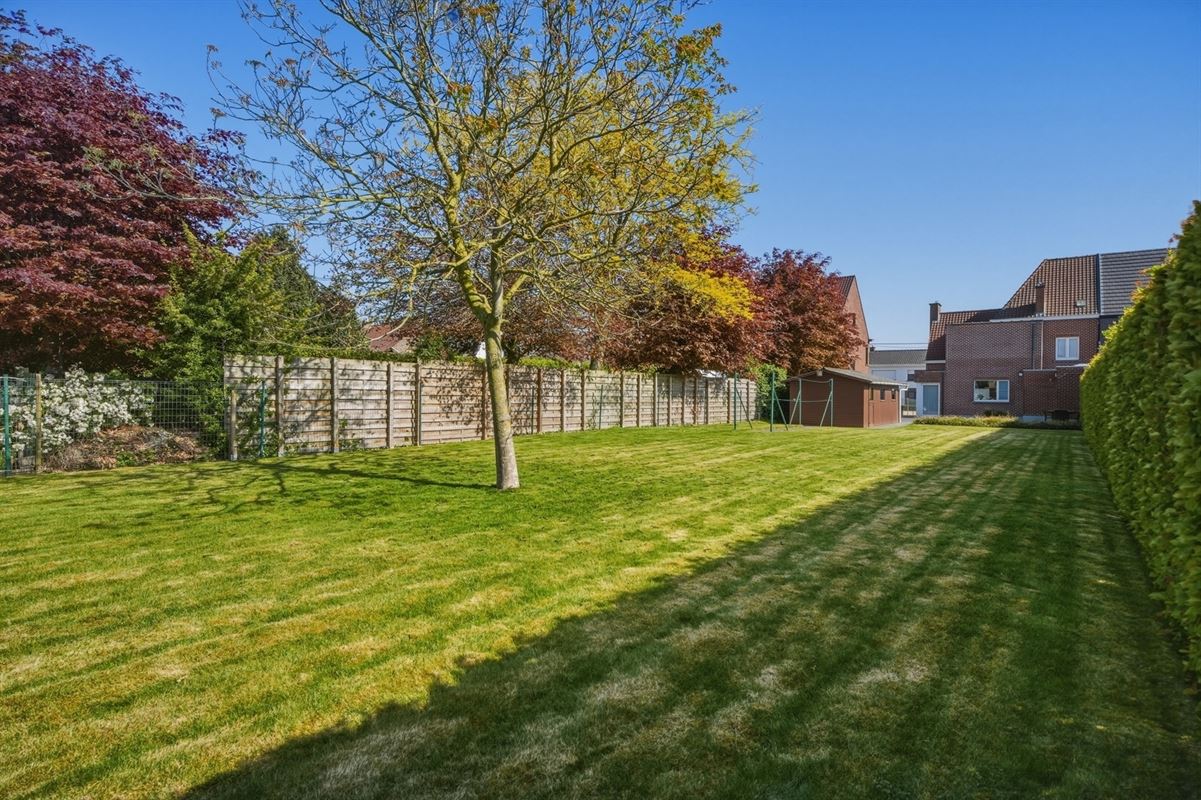 Ruime en solide halfopen bebouwing op 828 m²