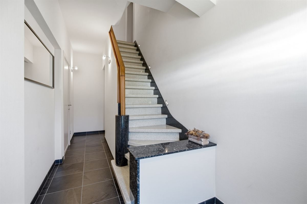 Ruime en solide halfopen bebouwing op 828 m²