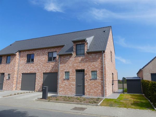 Halfopen nieuwbouwwoning met zuidgericht terras, tuin en garage