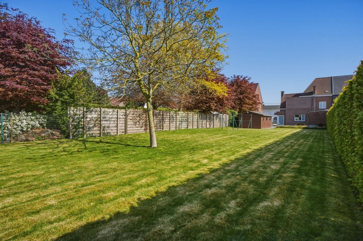 Ruime en solide halfopen bebouwing op 828 m²