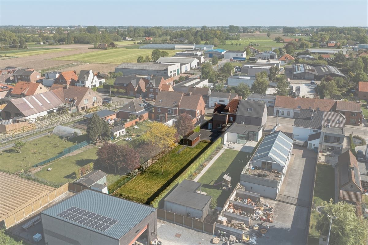 Ruime en solide halfopen bebouwing op 828 m²