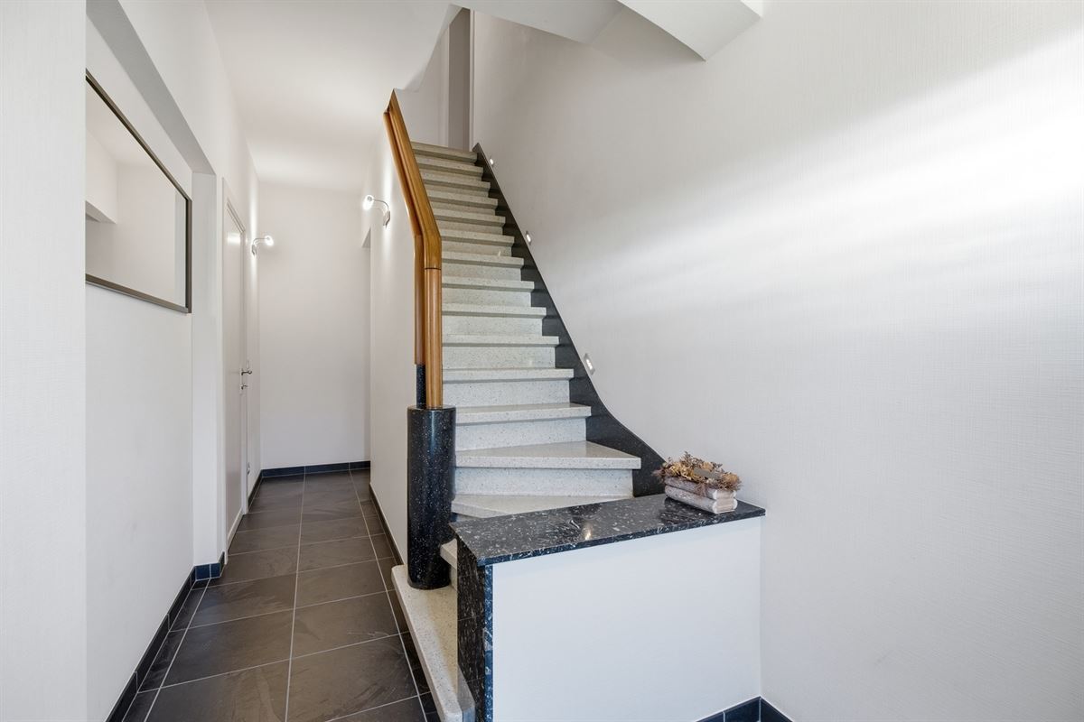 Ruime en solide halfopen bebouwing op 828 m²
