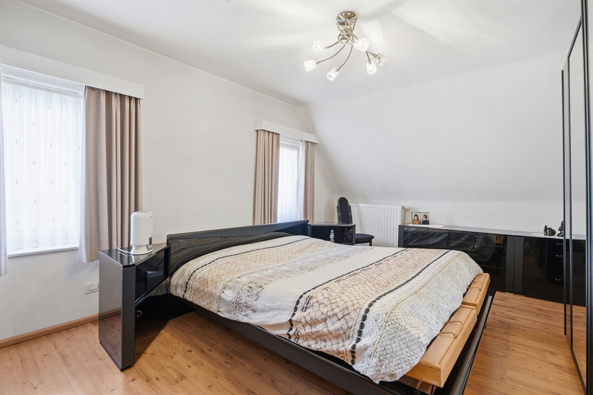 Ruime en solide halfopen bebouwing op 828 m²