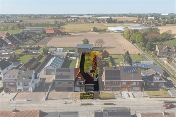 Ruime en solide halfopen bebouwing op 828 m²