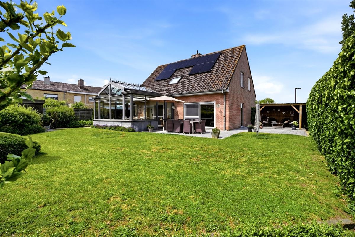 Instapklare gezinswoning met 3 slaapkamers, garage en zonnige tuin in een rustige verkaveling