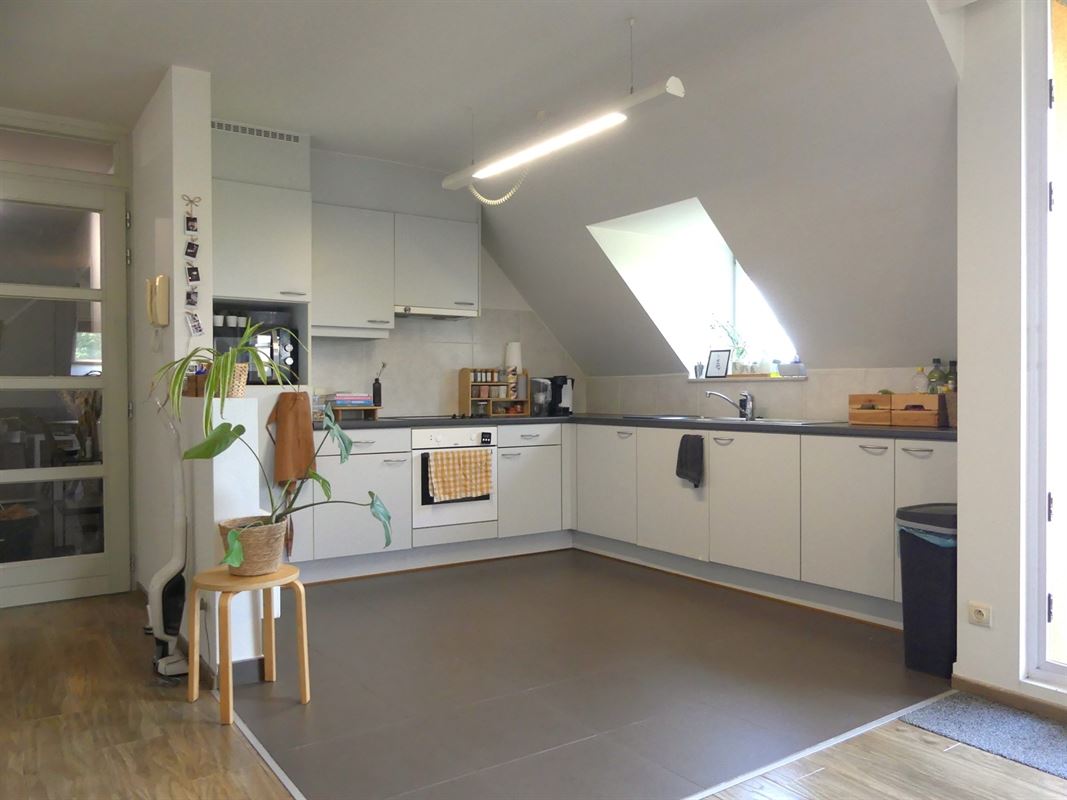 Ruim dakappartement met 2 slaapkamers en garage