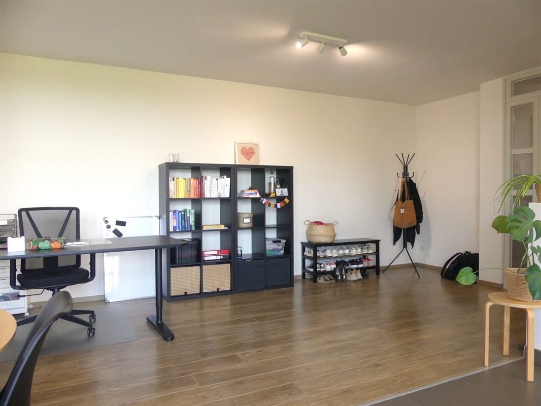 Ruim dakappartement met 2 slaapkamers en garage