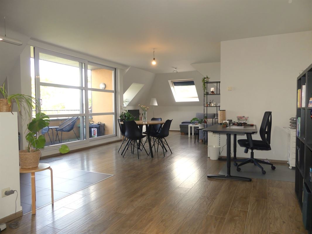 Ruim dakappartement met 2 slaapkamers en garage