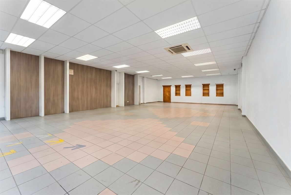 Ruim handelspand in de dorpskern van Woumen - langs belangrijke invalsweg