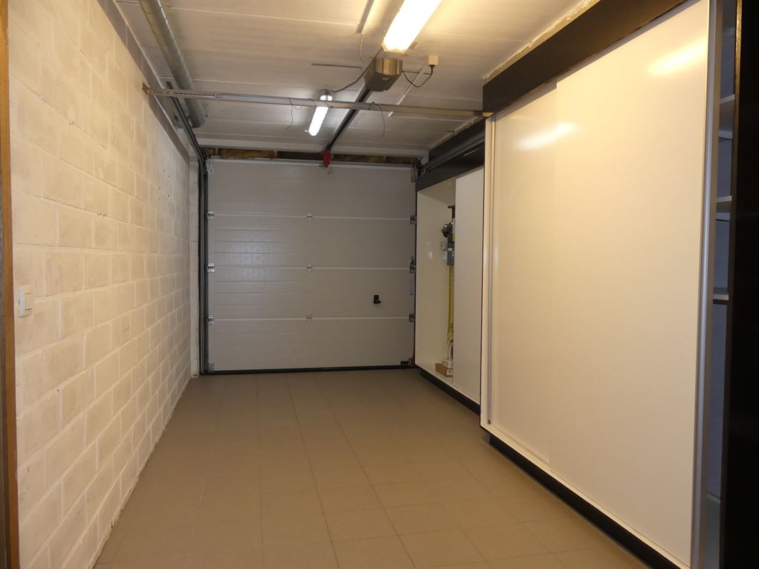 Instapklare halfopen woning met garage, omheinde tuin en buitenberging in een rustige verkaveling