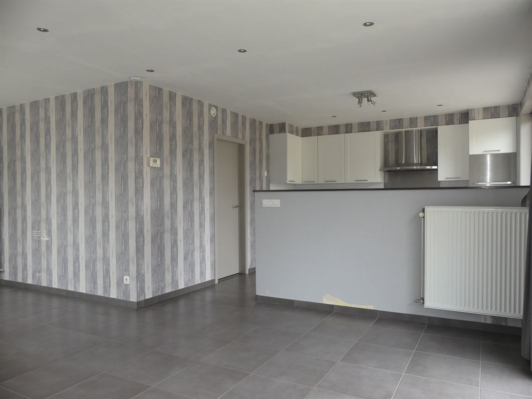 Instapklare halfopen woning met garage, omheinde tuin en buitenberging in een rustige verkaveling