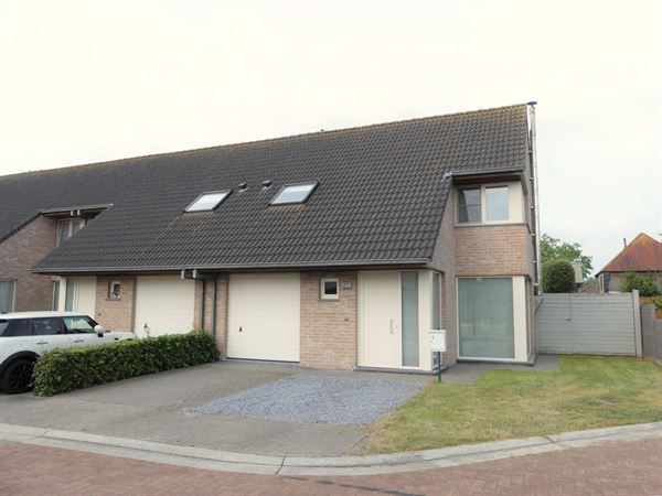 Instapklare halfopen woning met garage, omheinde tuin en buitenberging in een rustige verkaveling