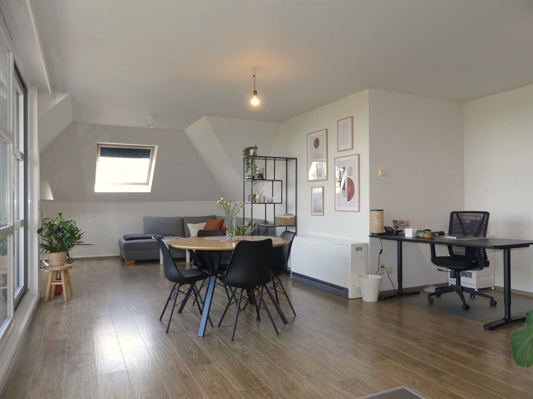 Ruim dakappartement met 2 slaapkamers en garage