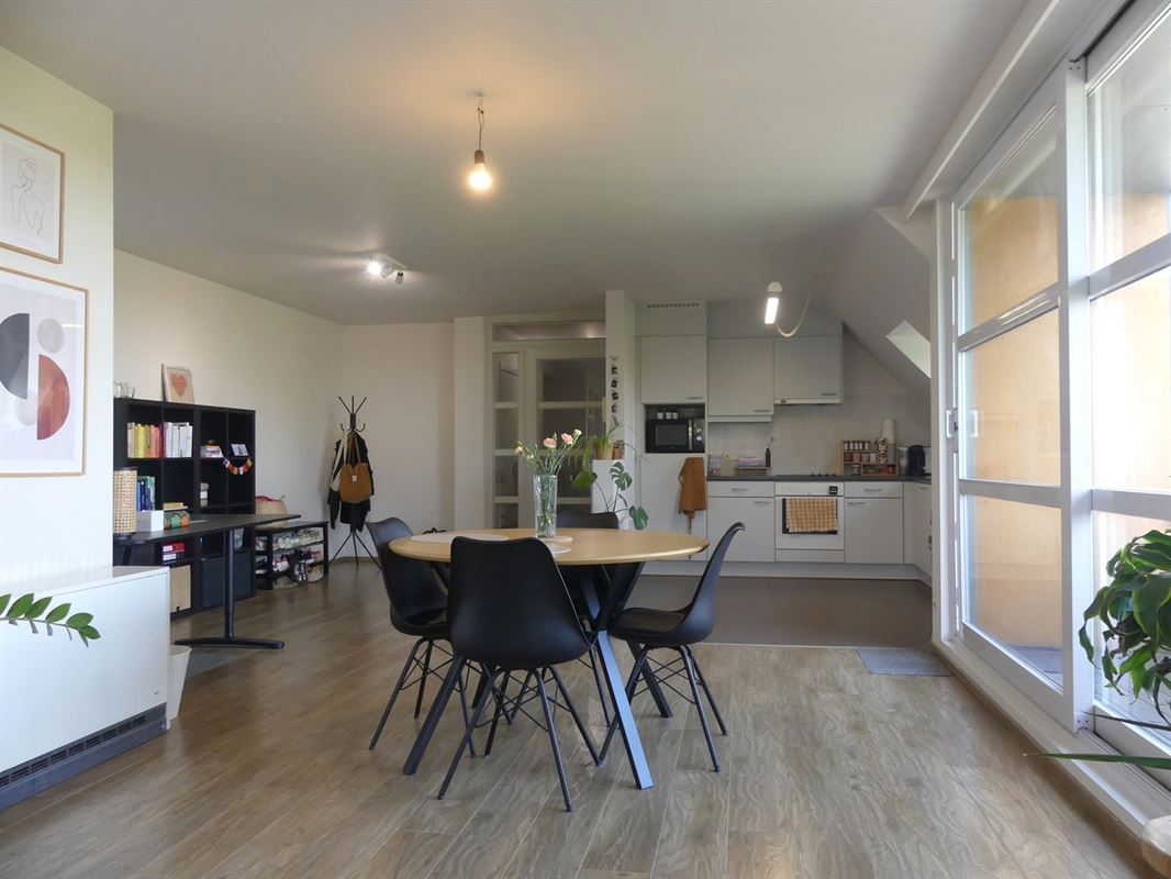 Ruim dakappartement met 2 slaapkamers en garage