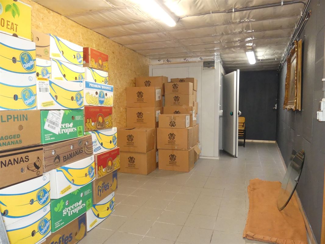 Ruim handelspand in de dorpskern van Woumen - langs belangrijke invalsweg