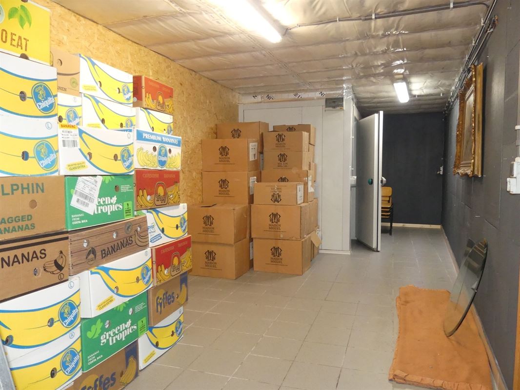 Ruim handelspand in de dorpskern van Woumen - langs belangrijke invalsweg