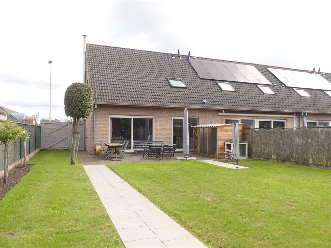 Instapklare halfopen woning met garage, omheinde tuin en buitenberging in een rustige verkaveling