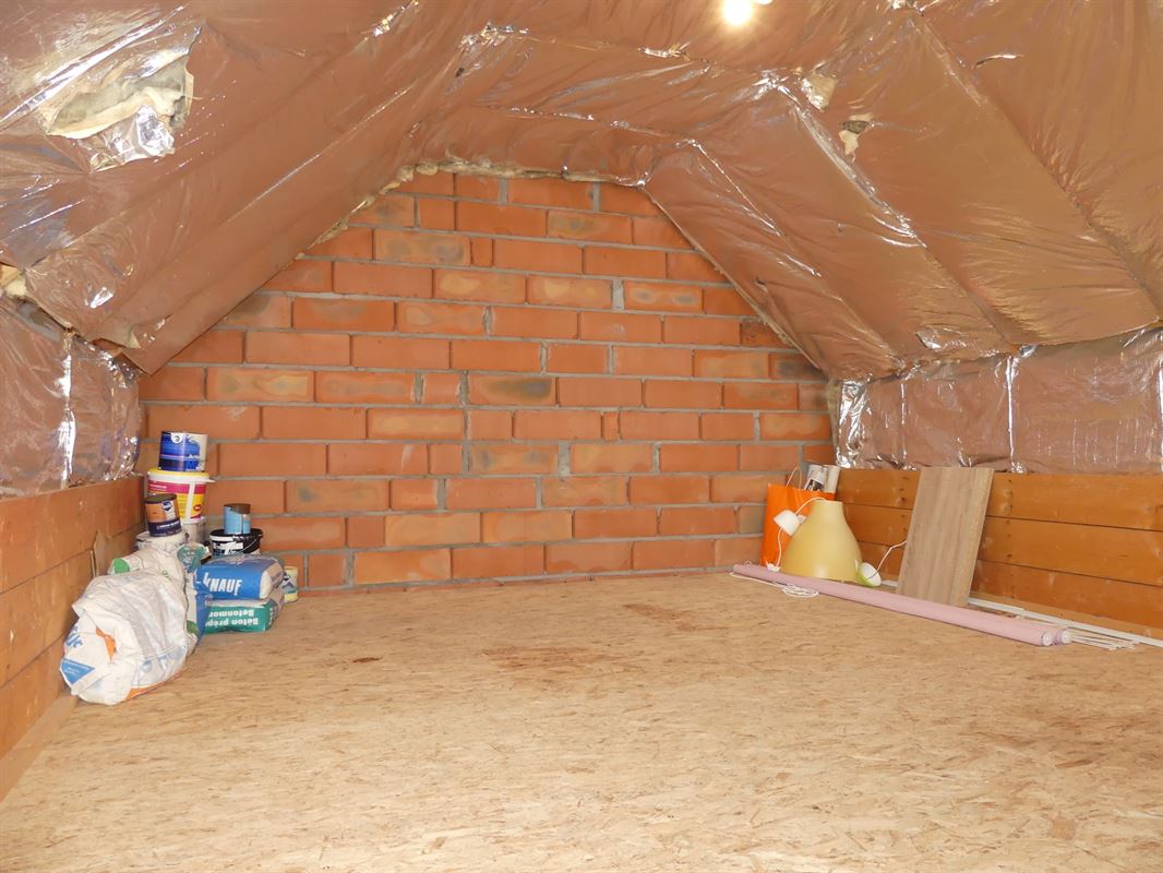 Instapklare halfopen woning met garage, omheinde tuin en buitenberging in een rustige verkaveling