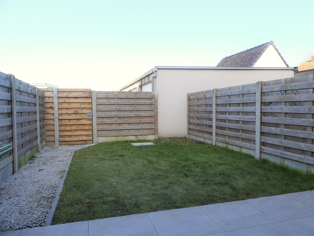 Instapklare woning met garage en tuintje in de woonkern van Beerst