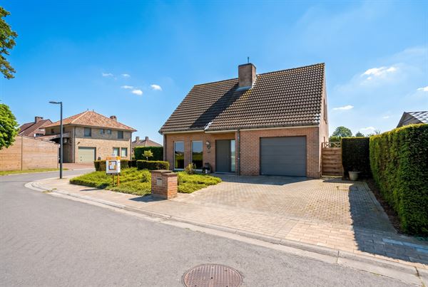 Instapklare gezinswoning met 3 slaapkamers, garage en zonnige tuin in een rustige verkaveling