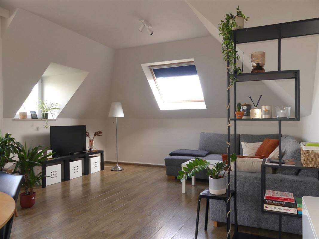 Ruim dakappartement met 2 slaapkamers en garage