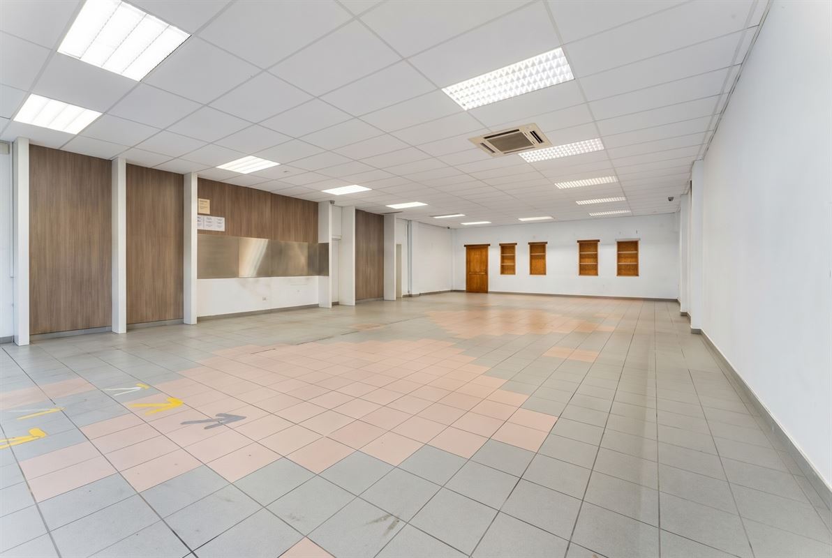Ruim handelspand in de dorpskern van Woumen - langs belangrijke invalsweg