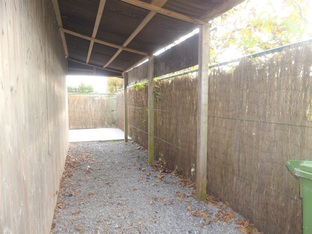 Instapklare halfopen woning met garage, omheinde tuin en buitenberging in een rustige verkaveling