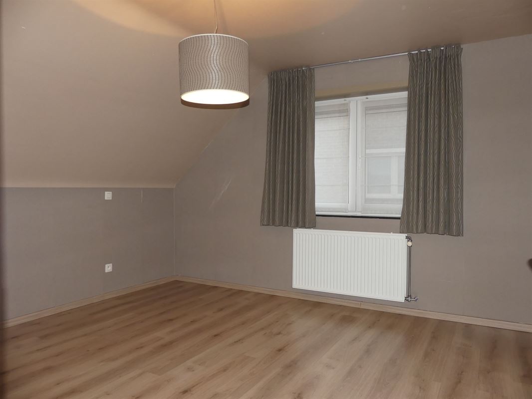Instapklare halfopen woning met garage, omheinde tuin en buitenberging in een rustige verkaveling