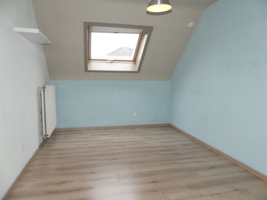 Instapklare halfopen woning met garage, omheinde tuin en buitenberging in een rustige verkaveling