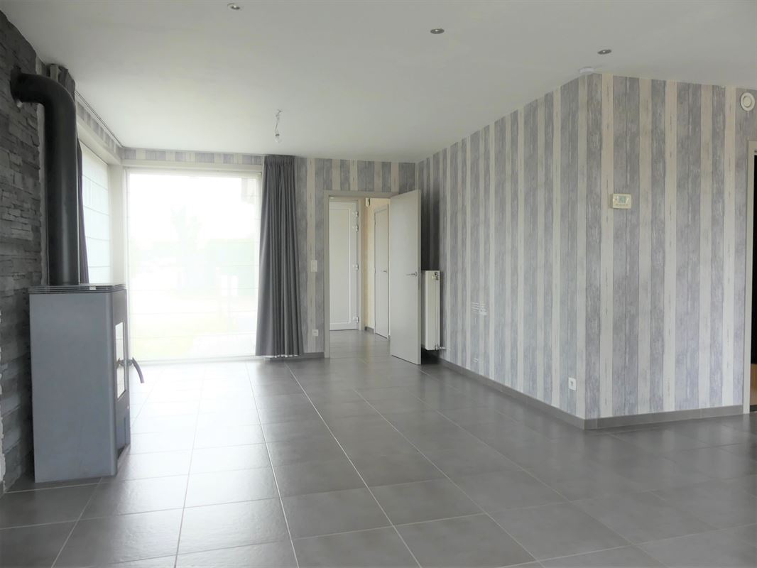Instapklare halfopen woning met garage, omheinde tuin en buitenberging in een rustige verkaveling
