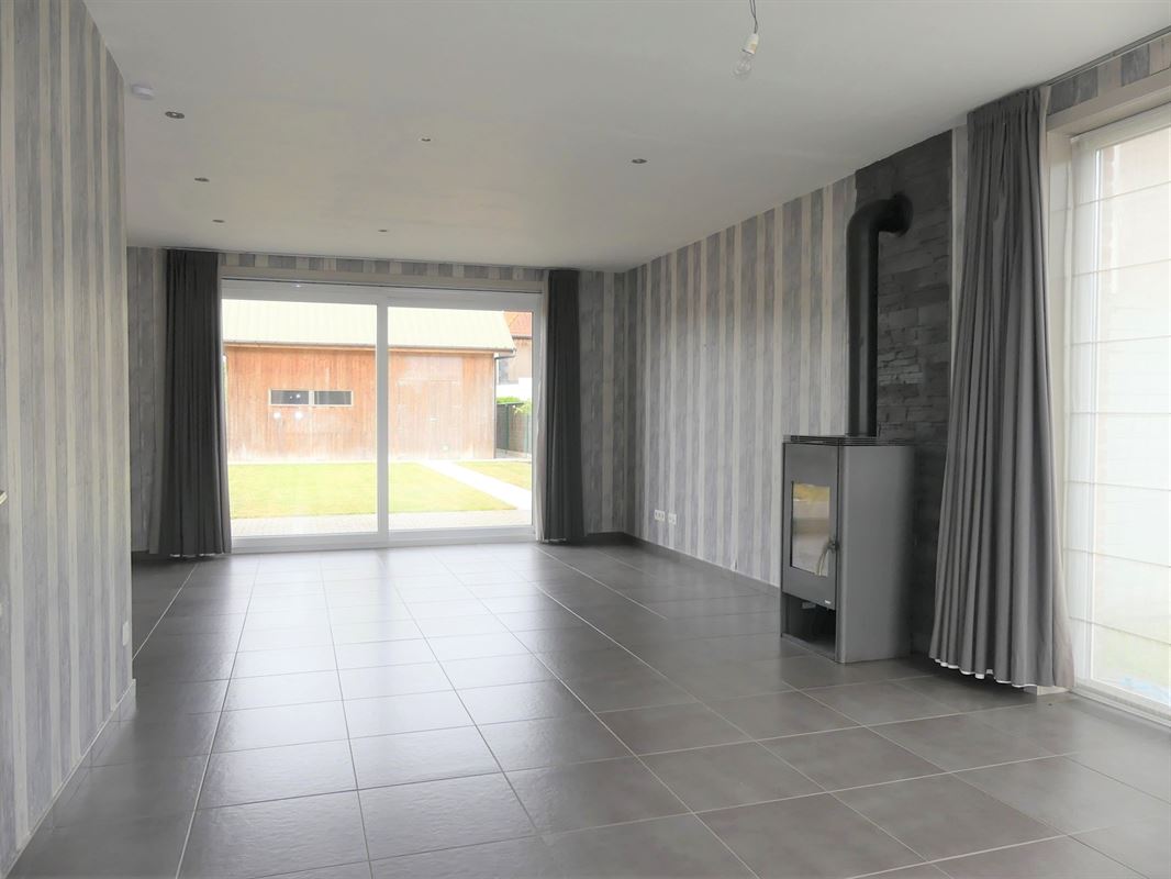 Instapklare halfopen woning met garage, omheinde tuin en buitenberging in een rustige verkaveling