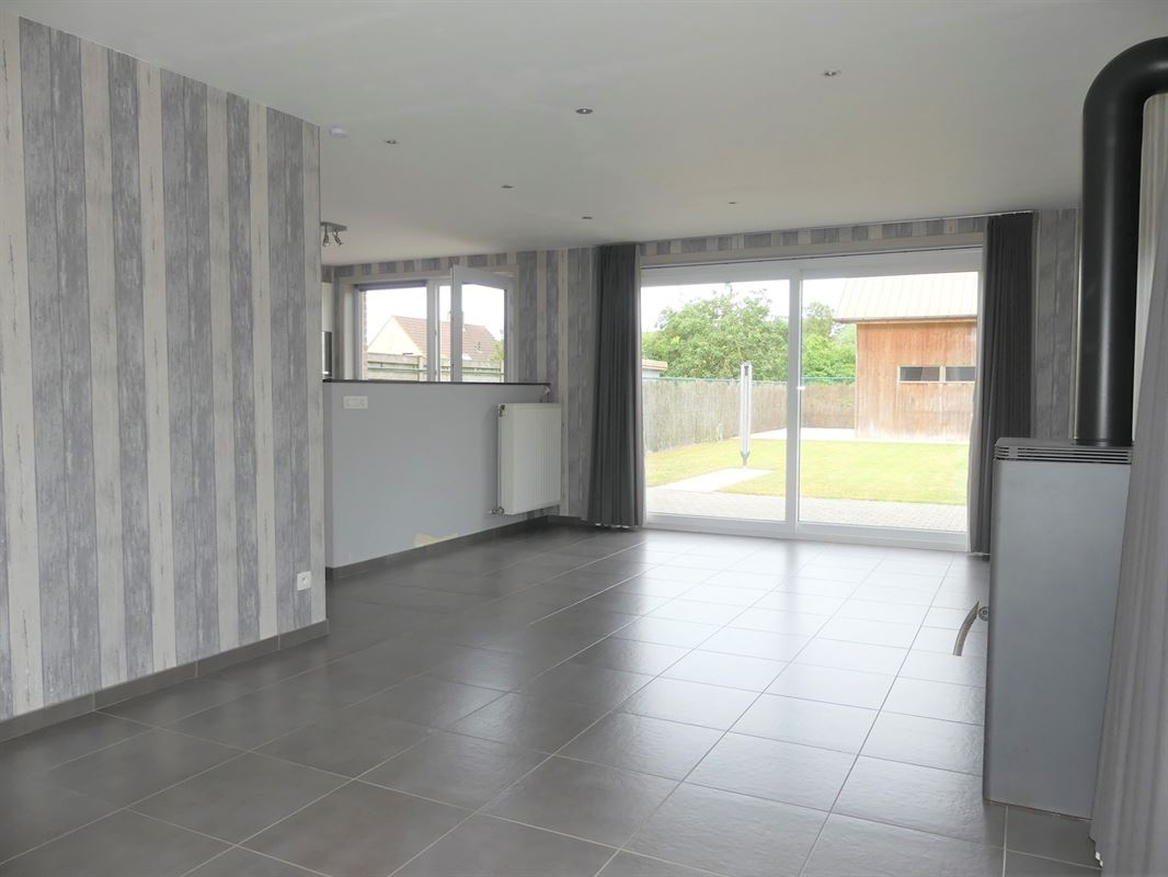 Instapklare halfopen woning met garage, omheinde tuin en buitenberging in een rustige verkaveling