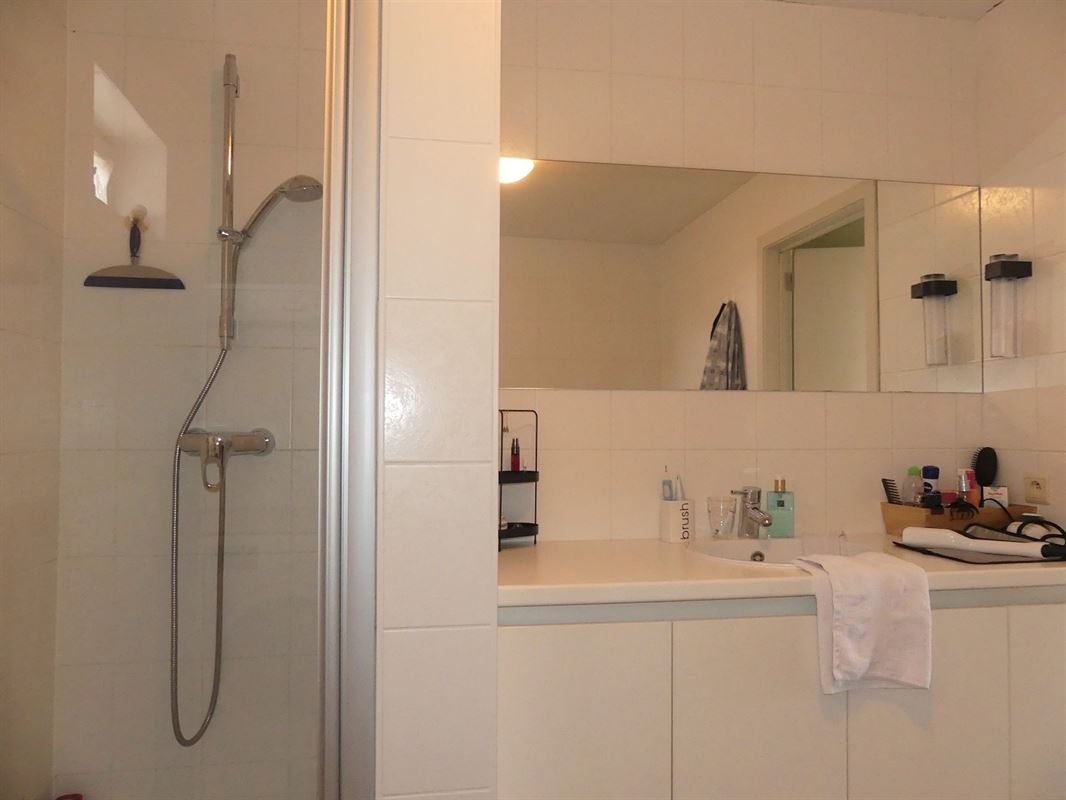 Ruim en lichtrijke appartement op het 1ste verdiep, met garage - 2 à 3 slaapkamers - in de dorpskern van Beerst