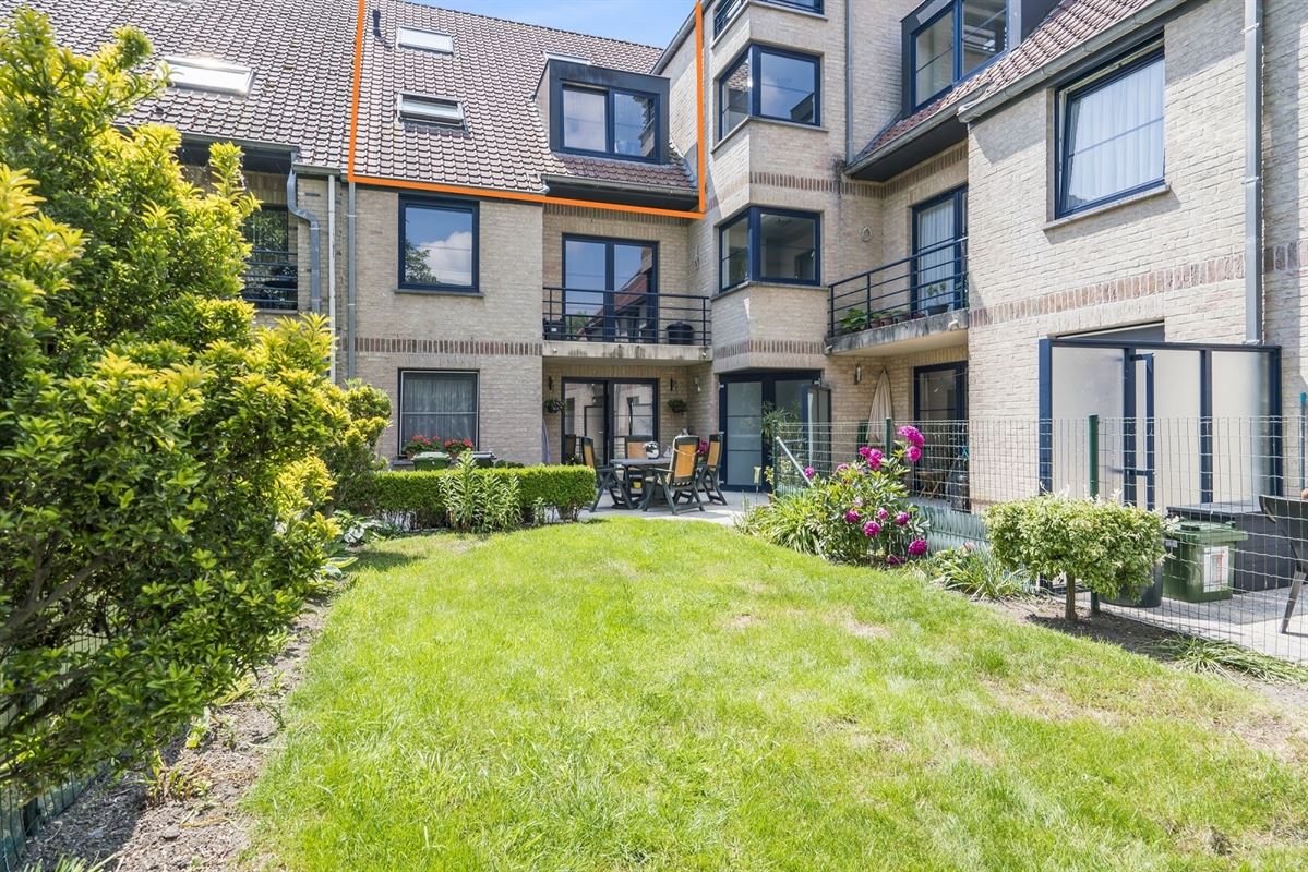 Instapklaar appartement met balkon gelegen in het woonerf 'Hof ter Bloemmolens' - achteraan zicht op de Handzamevaart