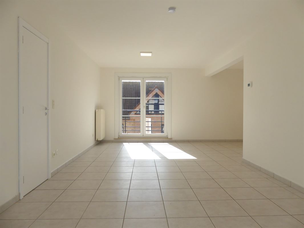 Instapklaar appartement met balkon gelegen in het woonerf 'Hof ter Bloemmolens' - achteraan zicht op de Handzamevaart