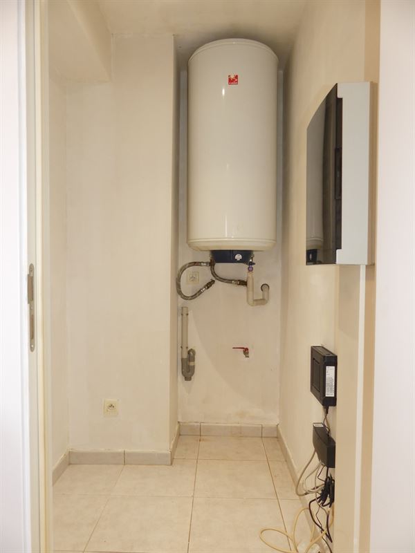 Instapklaar appartement met balkon gelegen in het woonerf 'Hof ter Bloemmolens' - achteraan zicht op de Handzamevaart