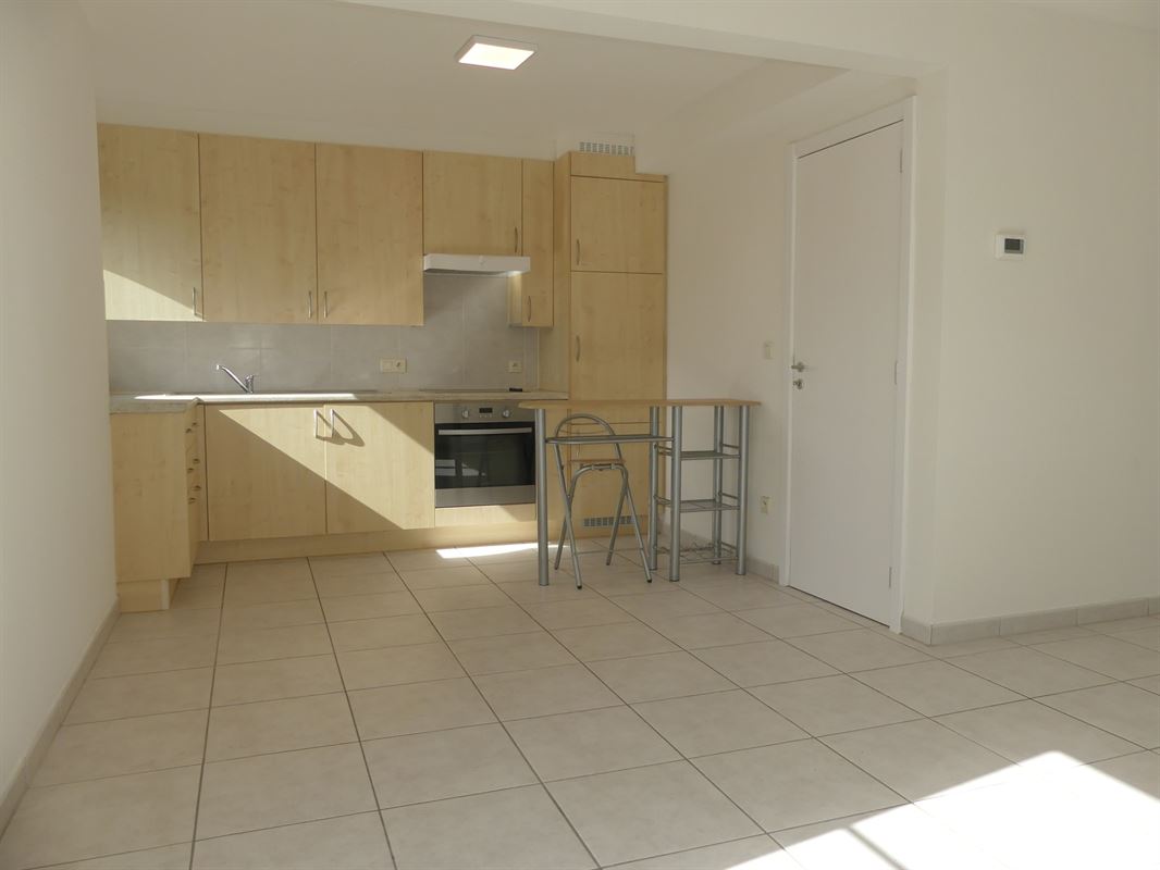 Instapklaar appartement met balkon gelegen in het woonerf 'Hof ter Bloemmolens' - achteraan zicht op de Handzamevaart