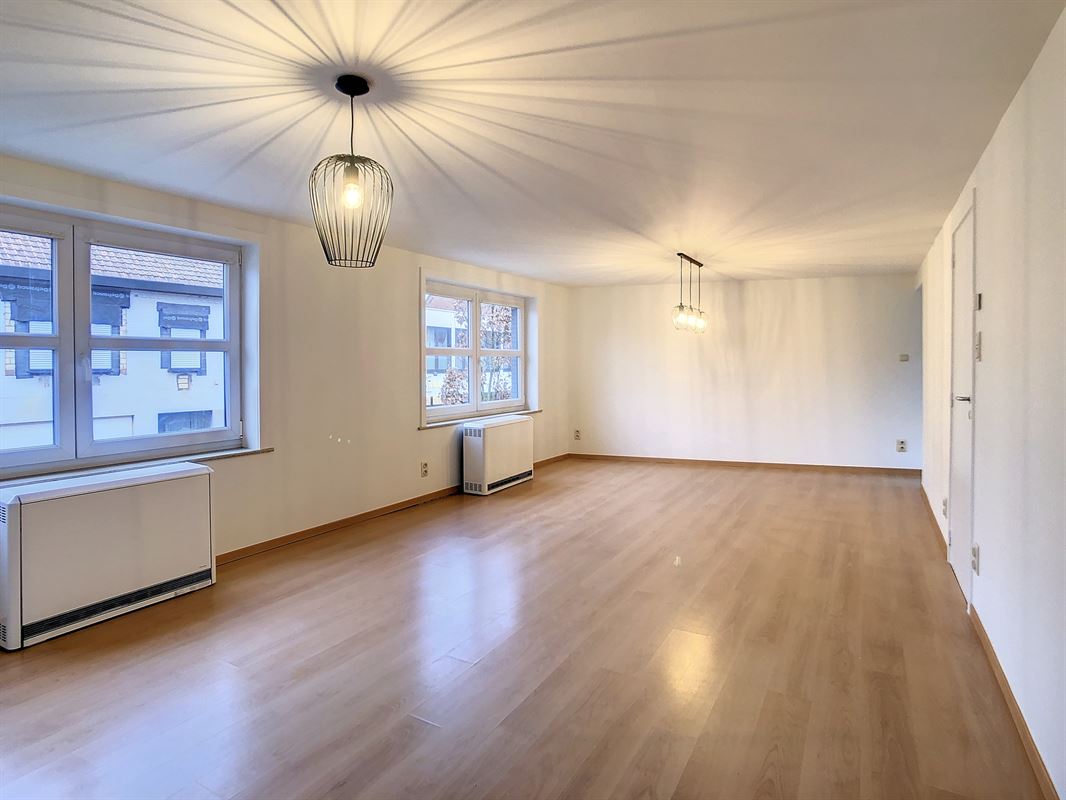 Handelseigendom met bovenliggende woonst/appartement, terras en garage