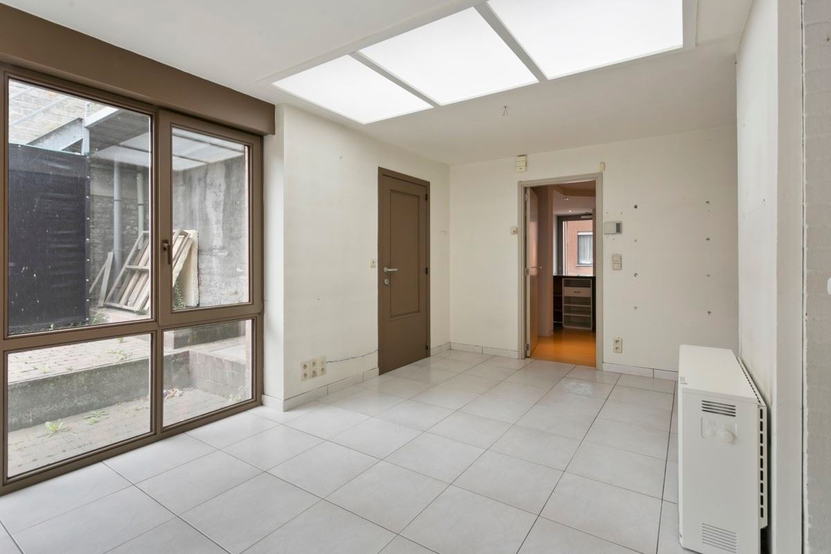 Handelseigendom met bovenliggende woonst/appartement, terras en garage