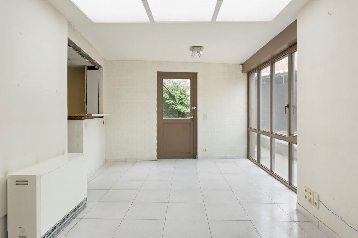 Handelseigendom met bovenliggende woonst/appartement, terras en garage