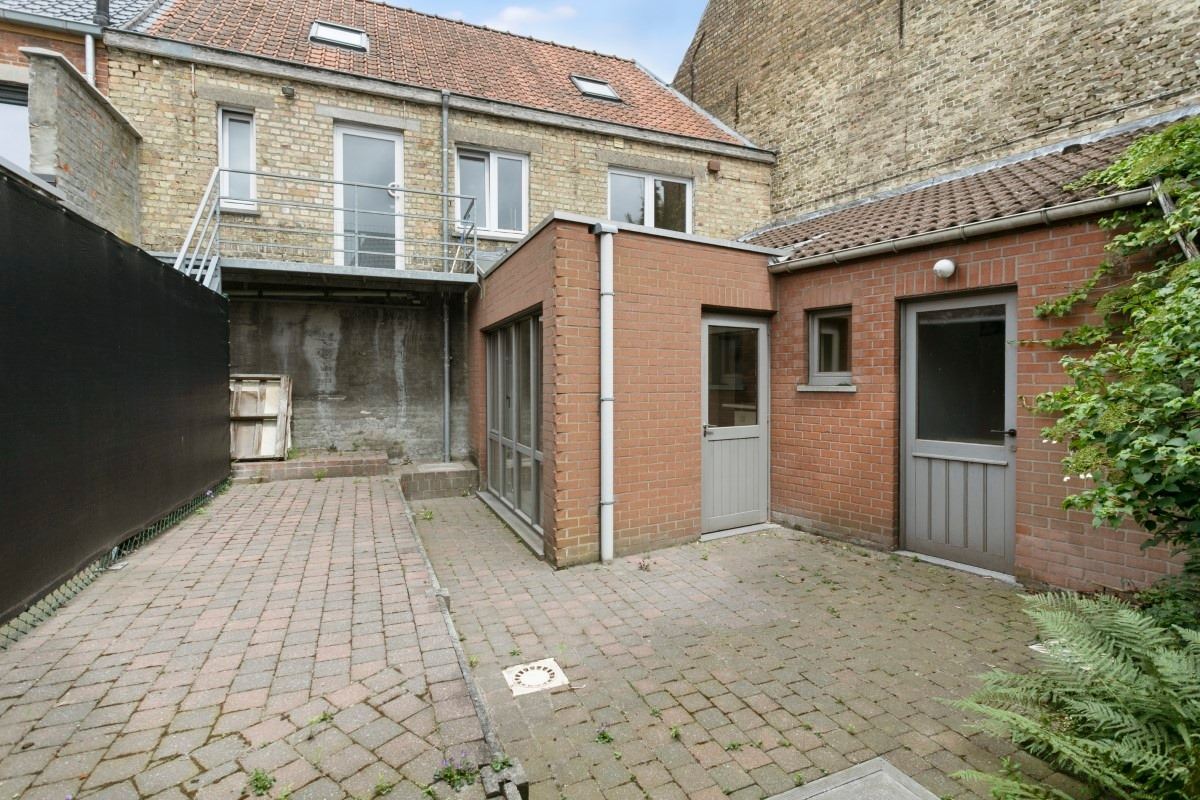 Handelseigendom met bovenliggende woonst/appartement, terras en garage