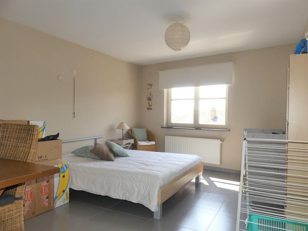 Ruim en lichtrijke appartement op het 1ste verdiep, met garage - 2 à 3 slaapkamers - in de dorpskern van Beerst