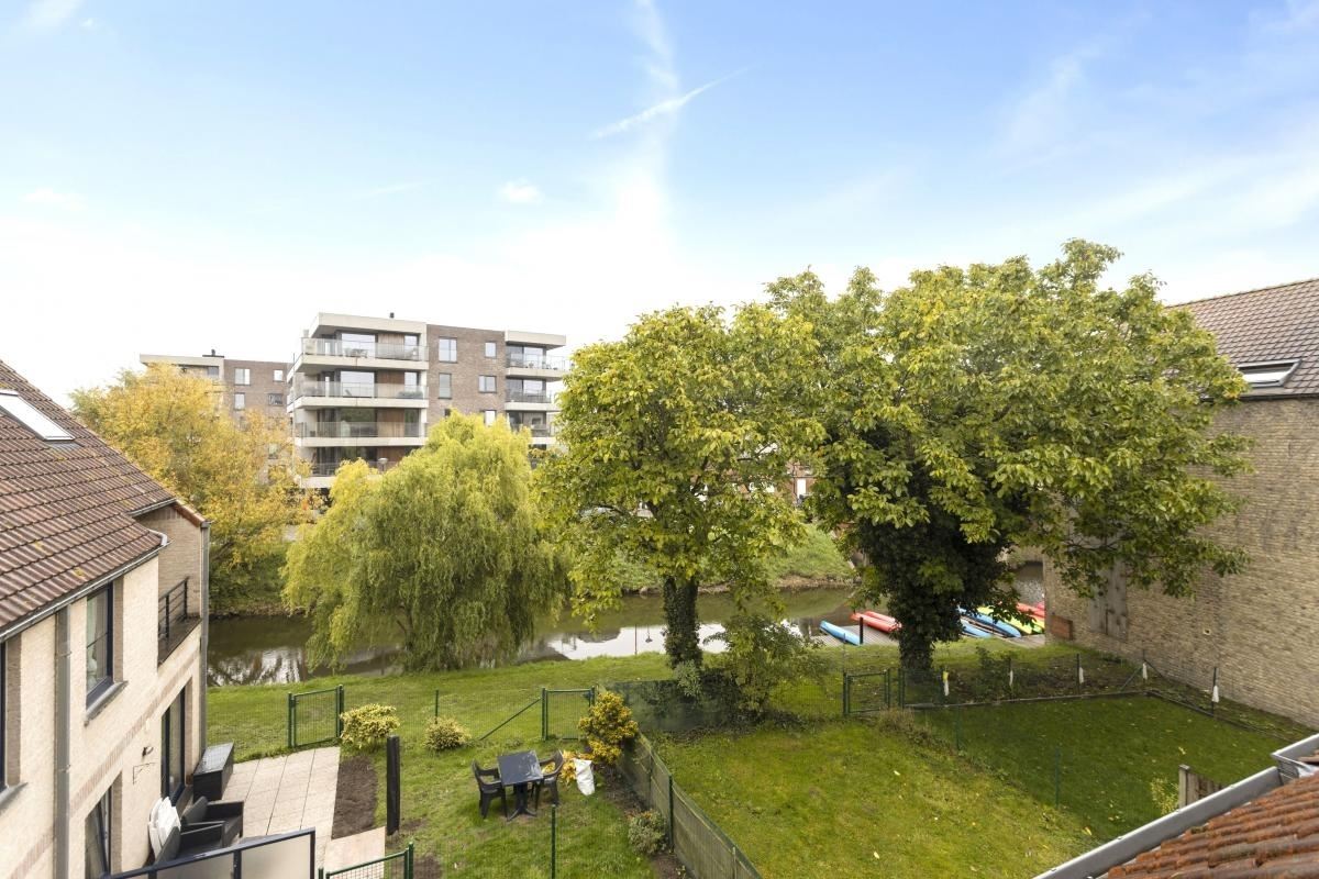 Instapklaar appartement met balkon gelegen in het woonerf 'Hof ter Bloemmolens' - achteraan zicht op de Handzamevaart